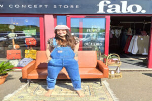 Manon devant sa boutique FALO, friperie à Biscarrosse