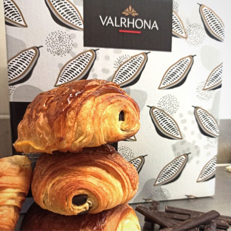 la-vitrine-de-JB-viennoiseries-partenariat-chocolats-valrhona