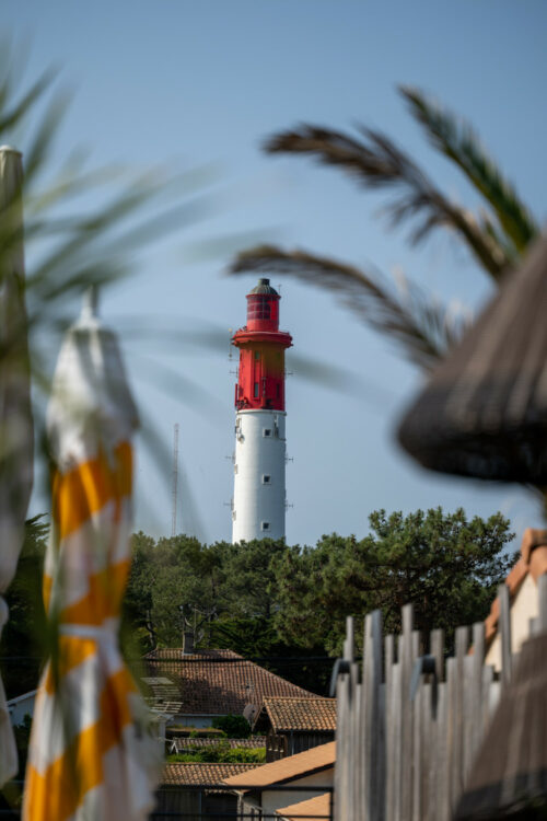 Vue sur le phare du Cap Ferret depuis le rooftop du restaurant Roc Seven