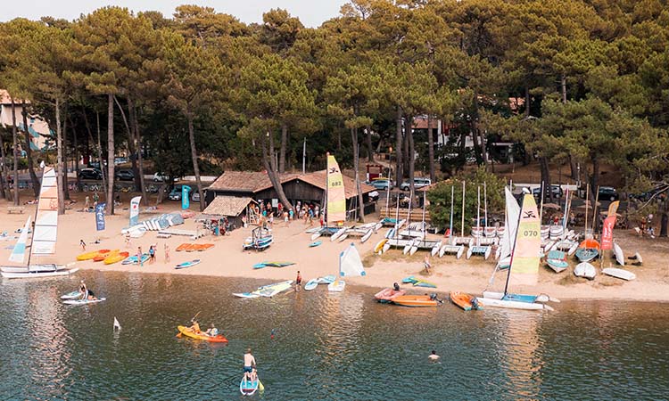 Base nautique multi-activités sur le Lac d'Hossegor, depuis 1947. Location et stage de planches à voile, optimist, stand up paddle, kayak, etc.