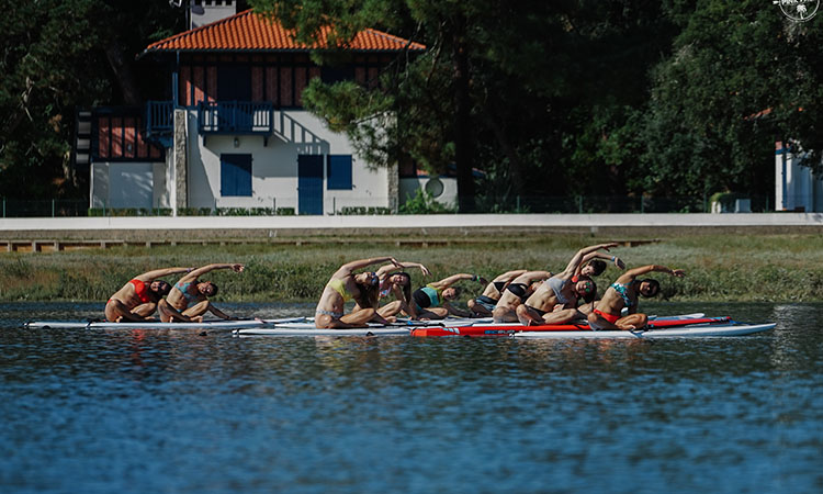 Insolite, pratiquez les Yoga paddle sur le lac d'Hossegor