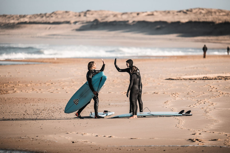 Raphael de l'école Surf Guides et ses élèves sur la plage