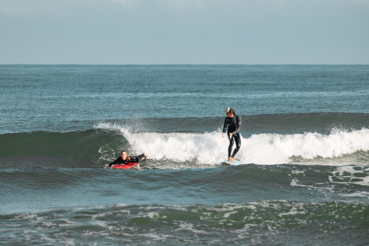 Raphael de Surf Guides conseille une jeune surfeuse