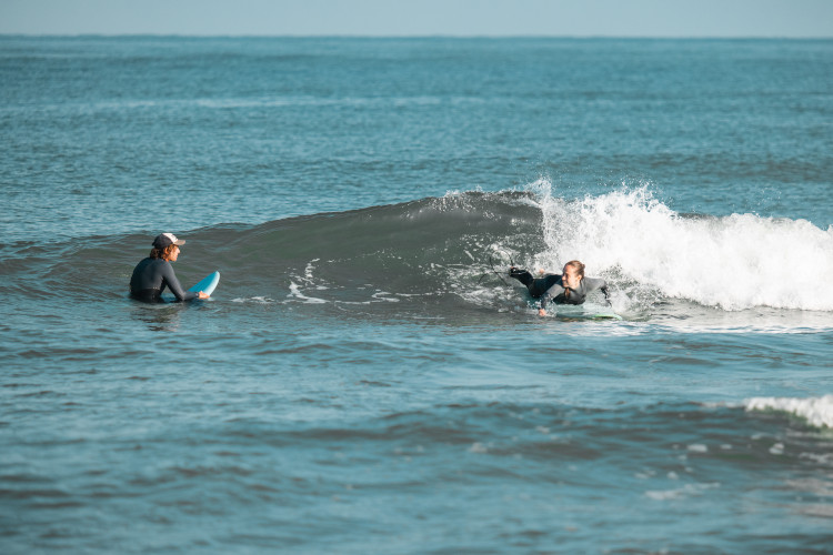Raphael de Surf Guides conseille une jeune surfeuse