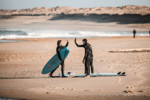 Raphael de l'école Surf Guides et ses élèves sur la plage