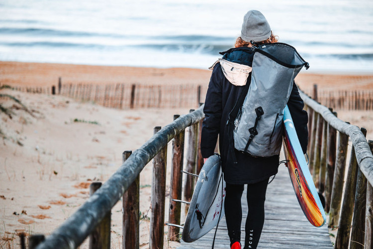 Raphael de l'école Surf Guides porte son équipement