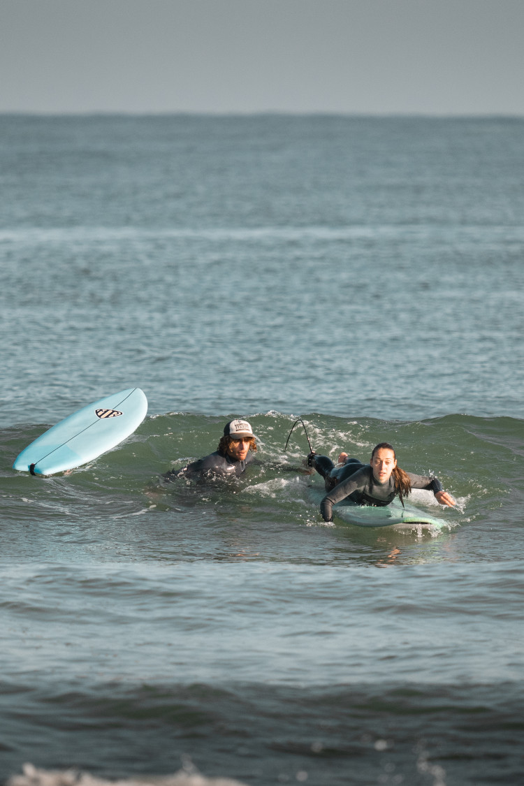 apprentie surfeuse de l'école Surf Guides