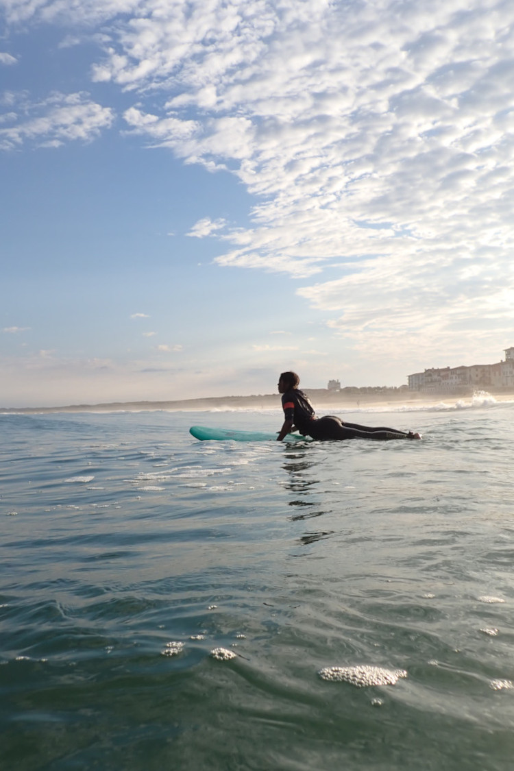 surfeuse de l'école Surf Guides