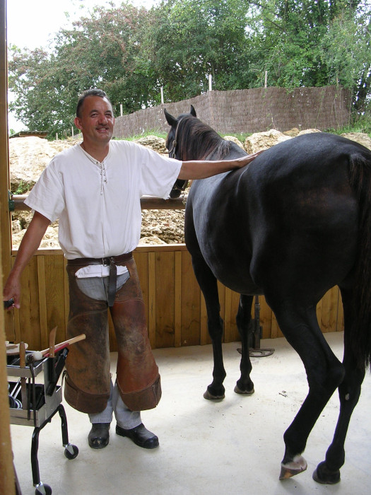 Jean-Pierre, maréchal-ferrant de la ferme aux ânes Turs'âne, fait une démonstration de son travail. 